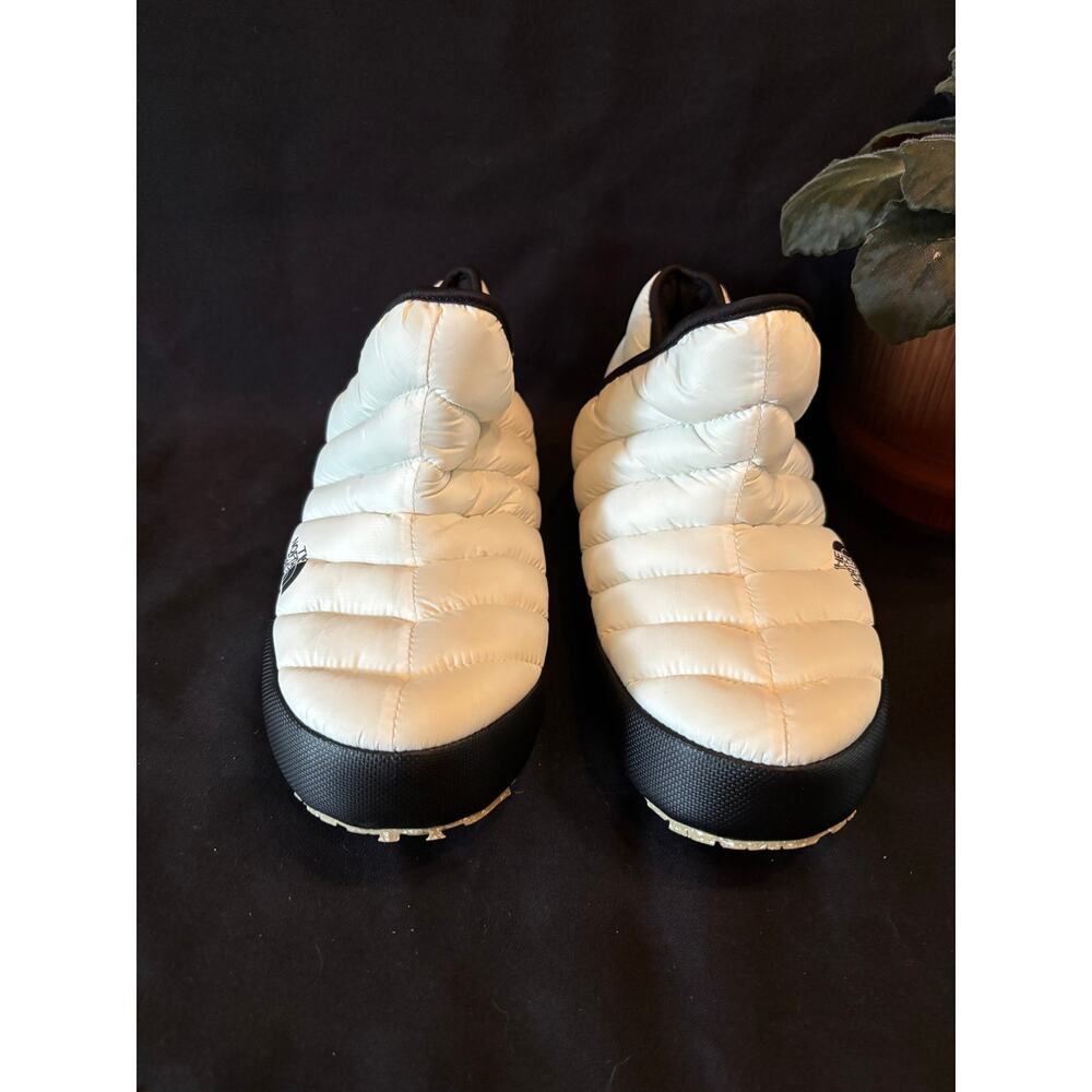 NWOT Women’s North Face TNF White Thermoball Insulated Traction Bootie, size 9 - Picture 2 of 7